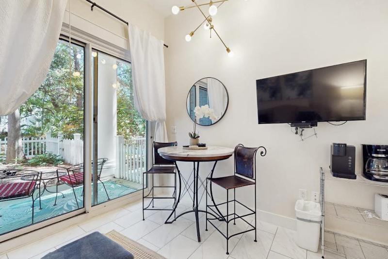 Pleasant studio at The Baytowne Wharf with shared pool hot tub shopping & events - image 35