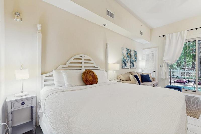 Pleasant studio at The Baytowne Wharf with shared pool hot tub shopping & events - image 29