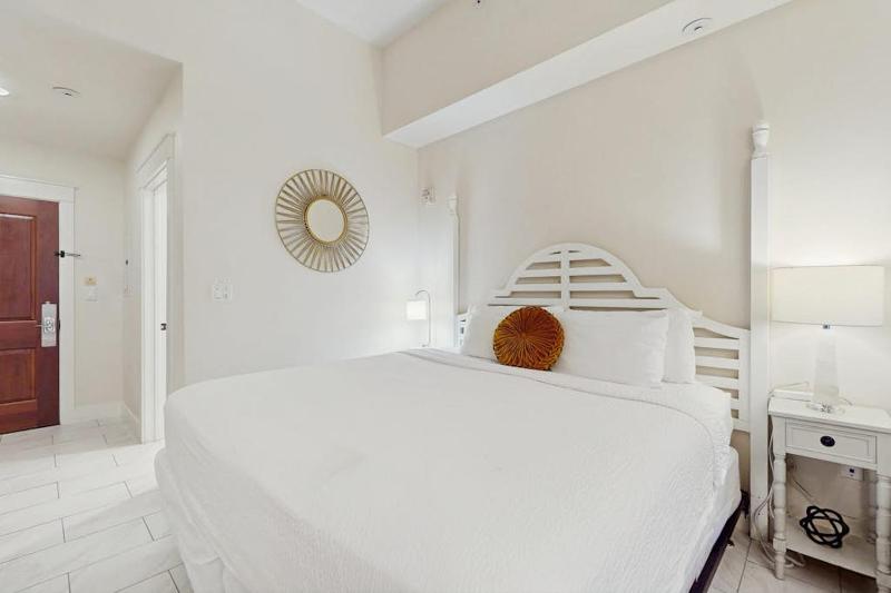 Pleasant studio at The Baytowne Wharf with shared pool hot tub shopping & events - image 7