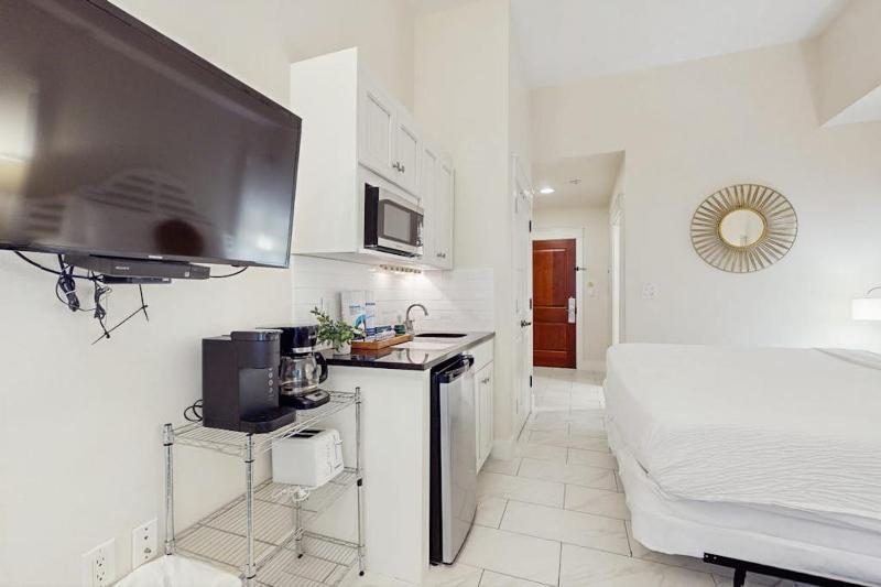 Pleasant studio at The Baytowne Wharf with shared pool hot tub shopping & events - image 23