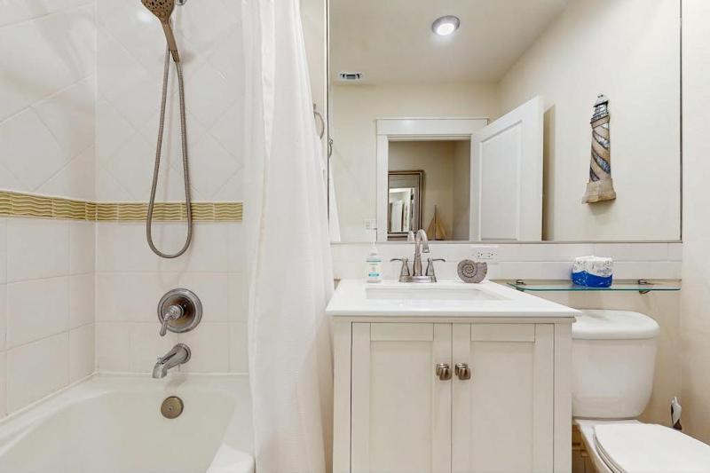 Pleasant studio at The Baytowne Wharf with shared pool hot tub shopping & events - image 30