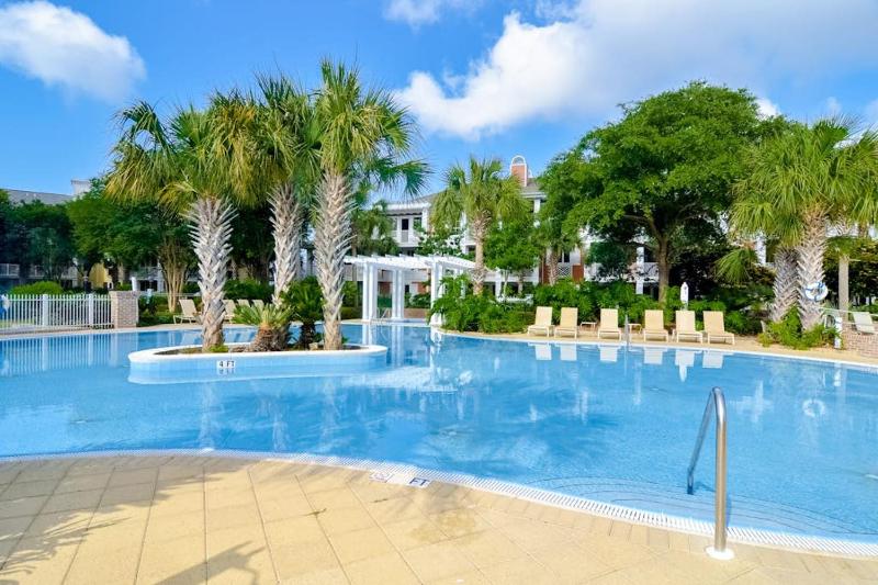 Pleasant studio at The Baytowne Wharf with shared pool hot tub shopping & events - image 16