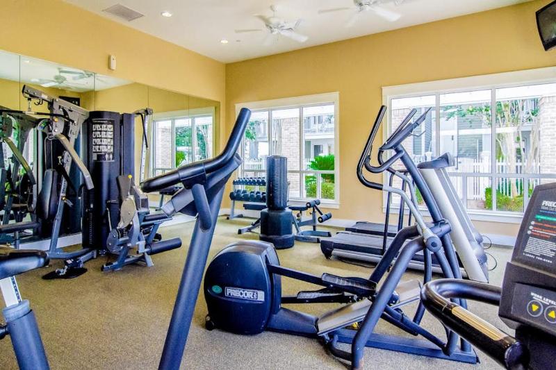 Pleasant studio at The Baytowne Wharf with shared pool hot tub shopping & events - image 6