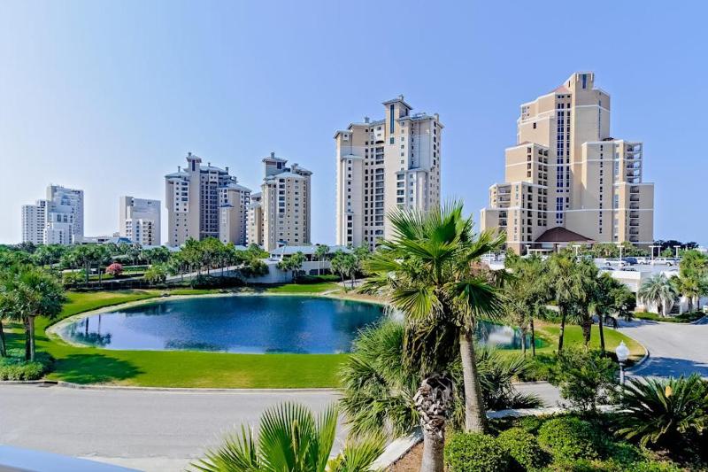 Pleasant studio at The Baytowne Wharf with shared pool hot tub shopping & events - image 9