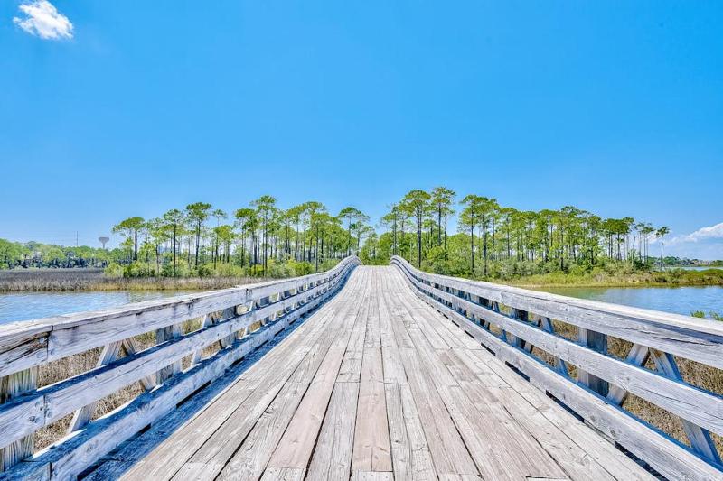 Pleasant studio at The Baytowne Wharf with shared pool hot tub shopping & events - image 14