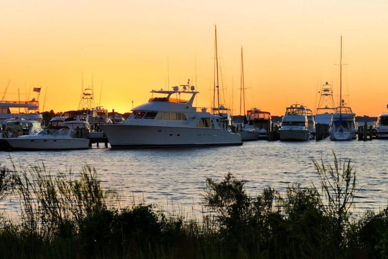 Pleasant studio at The Baytowne Wharf with shared pool hot tub shopping & events - image 8