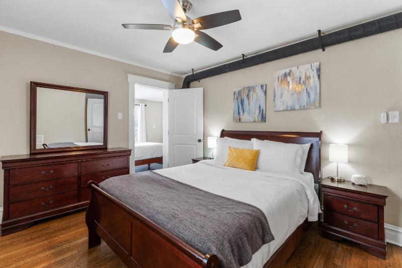 4BR Near Forest Park Zoo & Missouri Botanical Garden | Free Parking | STL - image 9