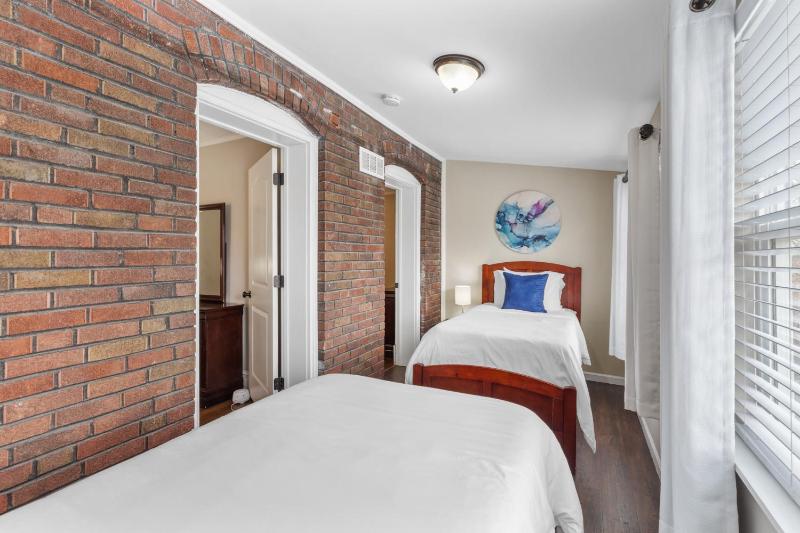 4BR Near Forest Park Zoo & Missouri Botanical Garden | Free Parking | STL - image 11