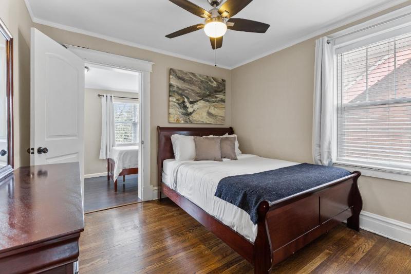 4BR Near Forest Park Zoo & Missouri Botanical Garden | Free Parking | STL - image 7