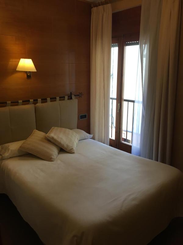 Double Room image 3
