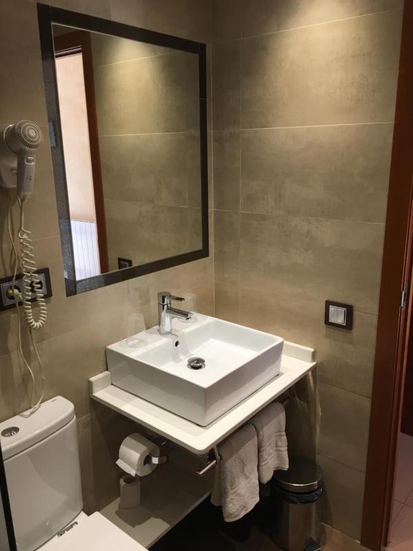 Twin Room image 4
