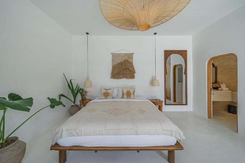 Philou - 6BR Chic Villa With 3 Pools Walk to the Beach! - image 12