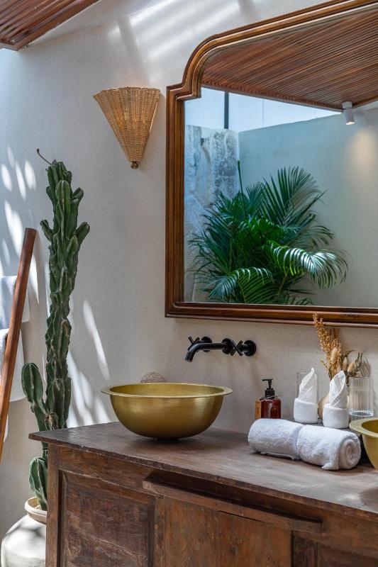 Philou - 6BR Chic Villa With 3 Pools Walk to the Beach! - image 15