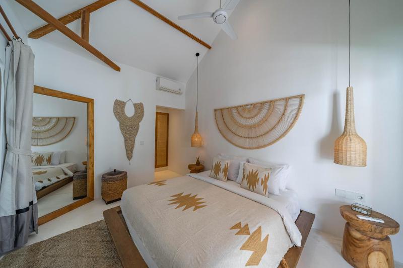 Philou - 6BR Chic Villa With 3 Pools Walk to the Beach! - image 7