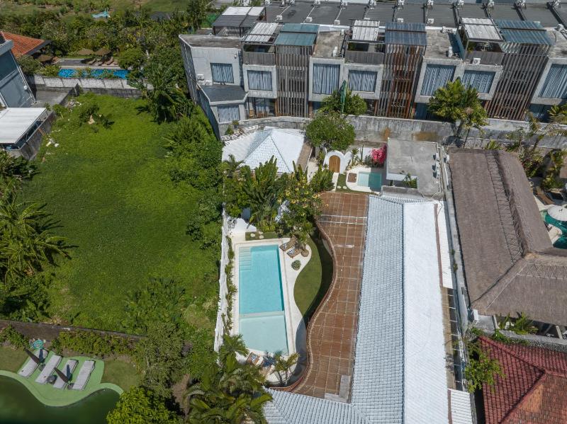 Philou - 6BR Chic Villa With 3 Pools Walk to the Beach! - image 8
