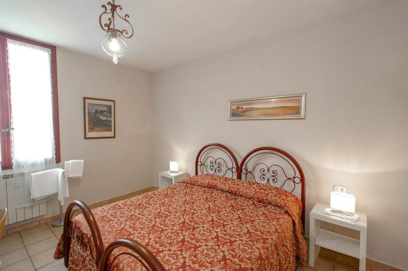 Economy Double Room with Shared Bathroom image 4