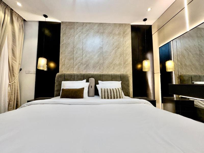 Luxury 2BR Oasis - image 4