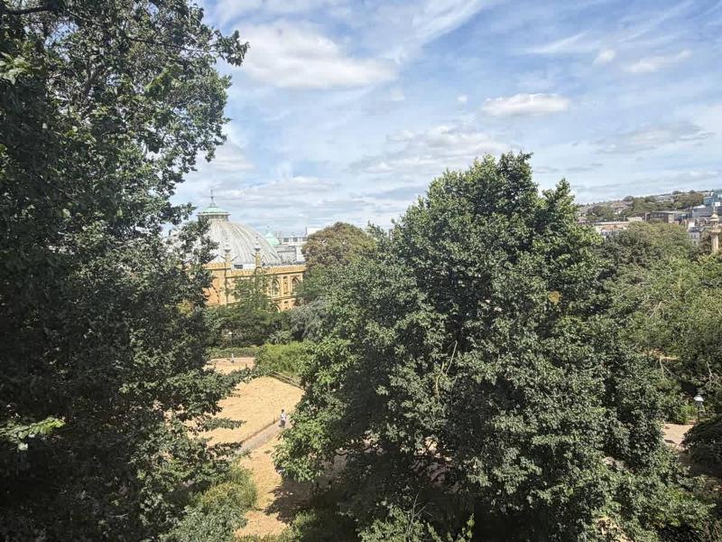 Brighton 2 Bed Overlooking Royal Pavilion Gardens - image 3