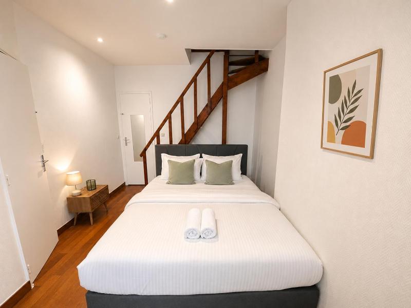 1BR Flat with Mezzanine Near Eiffel Tower & Metro - image 3