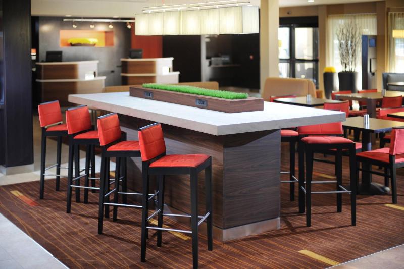 Courtyard by Marriott Houston Hobby Airport - image 19