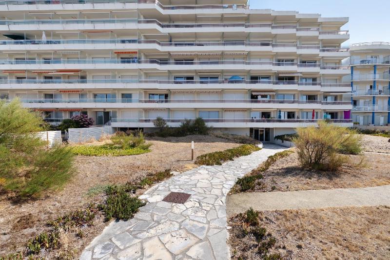 La Terrasse Des Demoiselles - image 11