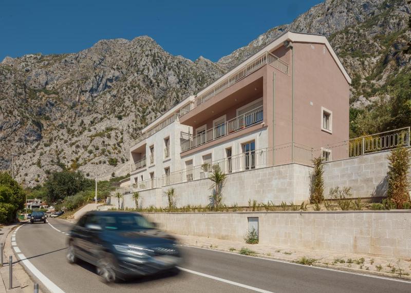 Apartment Ljuta with Sea View - image 8