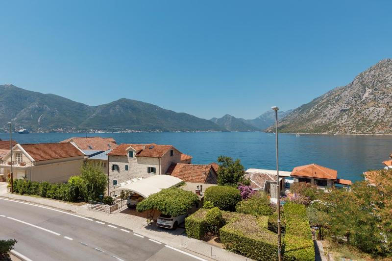 Apartment Ljuta with Sea View - image 12