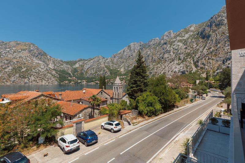 Apartment Ljuta with Sea View - image 2