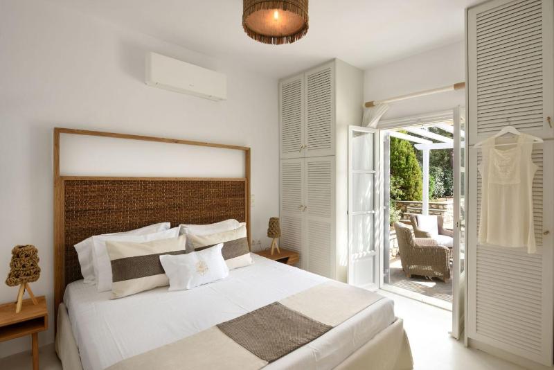 Executive Paros Villa 4 Bedrooms Villa Island Spirit Amazing Sea Views - image 11