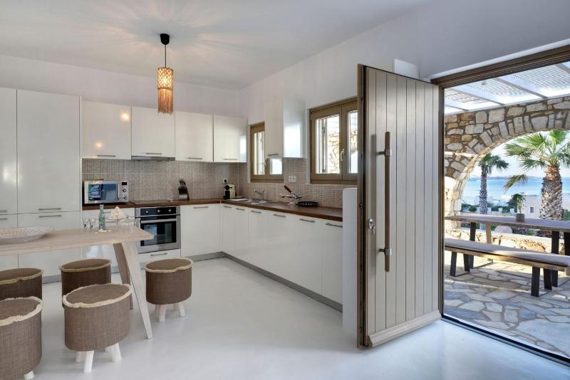 Executive Paros Villa Villa Avra 3 Bedrooms Sea View & Outdoor Jacuzzi - image 2
