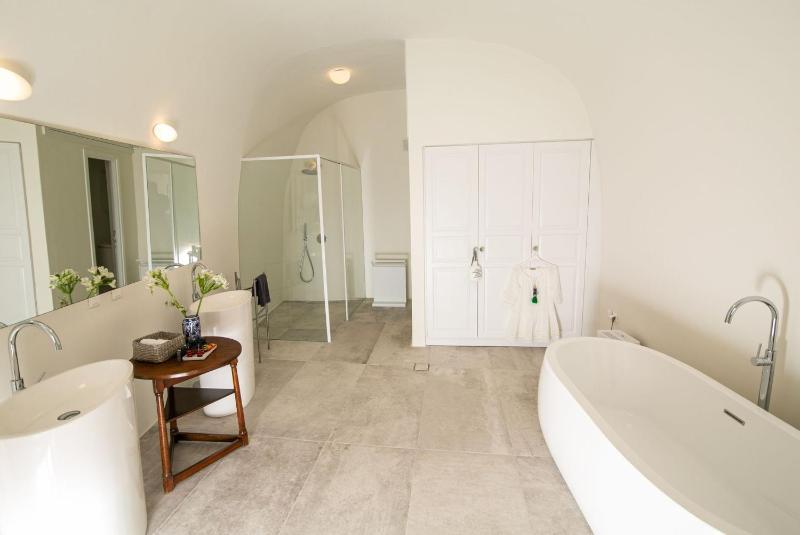 Elegant Santorini Villas Villas Aloia Private Hot Tub Air Conditioning - image 6