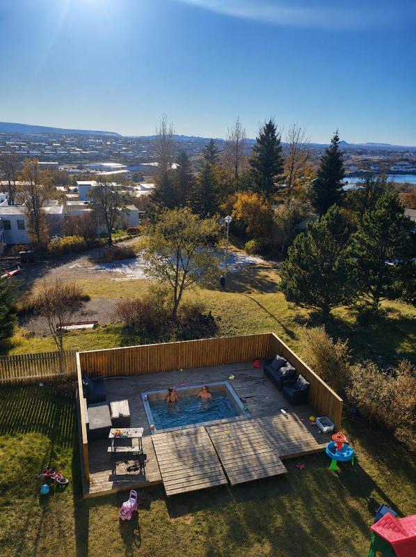 Penthouse near Reykjavík for 8 pp private parking hot tub - image 9