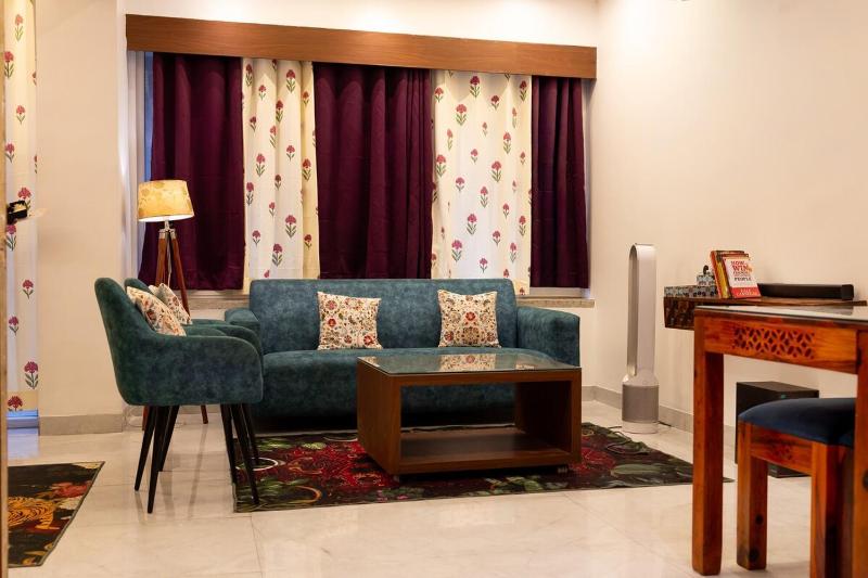 Luxe Wildlife Theme Studio With Cinema Projector - image 3