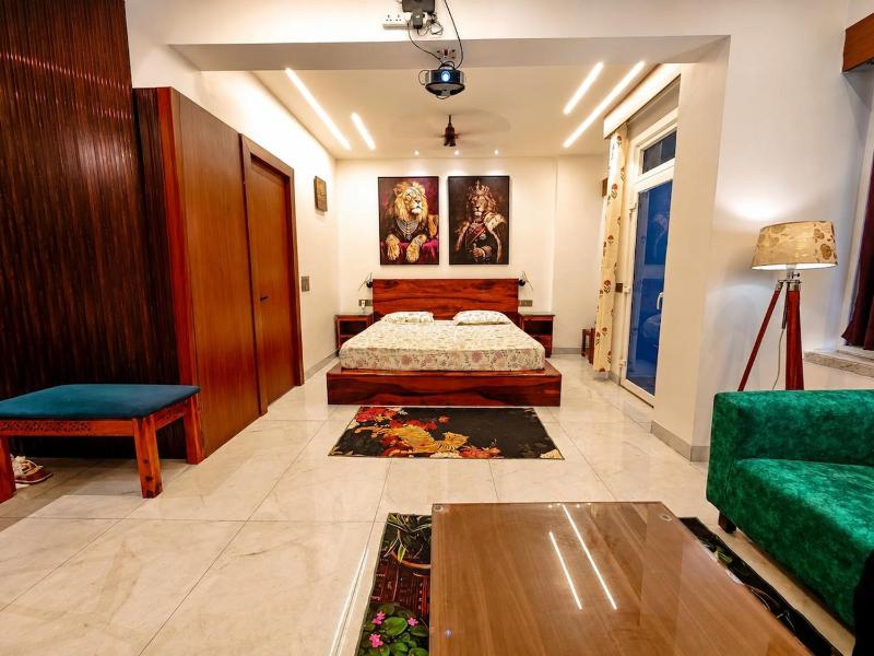 Luxe Wildlife Theme Studio With Cinema Projector - image 5