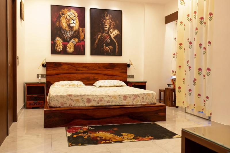 Luxe Wildlife Theme Studio With Cinema Projector - image 4