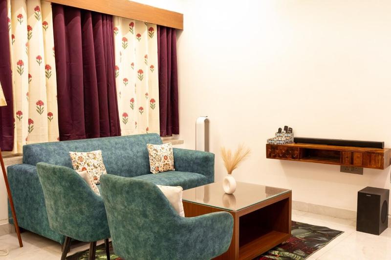 Luxe Wildlife Theme Studio With Cinema Projector - image 13