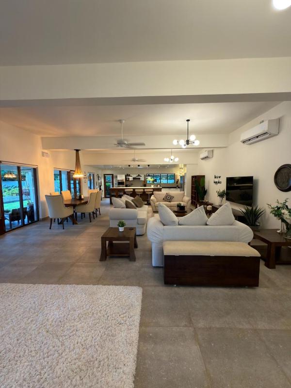 Private 4BR Villa Near Kabalana Beach Sleeps 8 - image 4