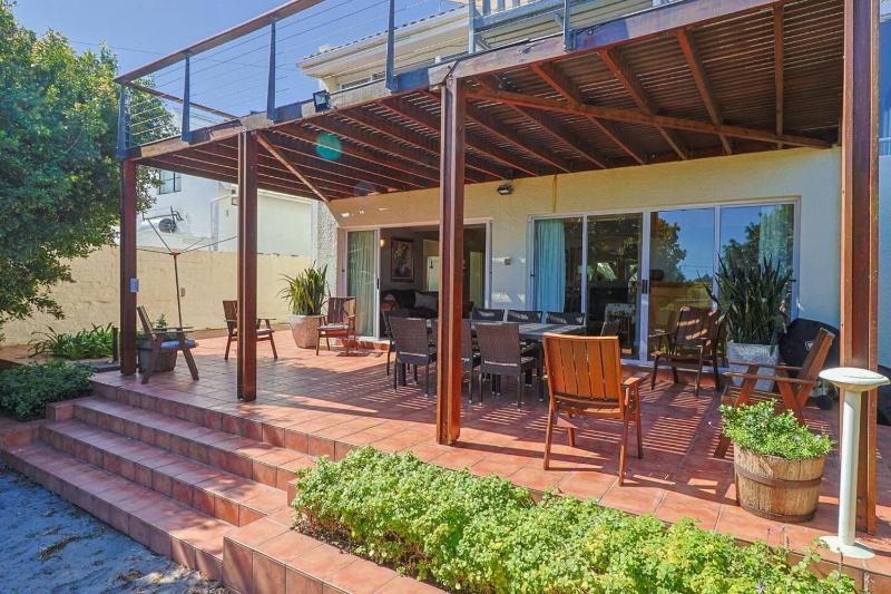 Family & Pet Friendly Sea Views Grotto Beach - image 2