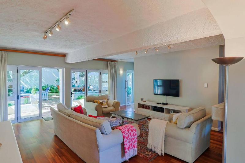 Family & Pet Friendly Sea Views Grotto Beach - image 7