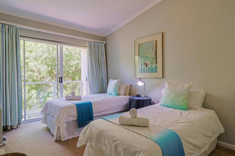 Family & Pet Friendly Sea Views Grotto Beach - image 15