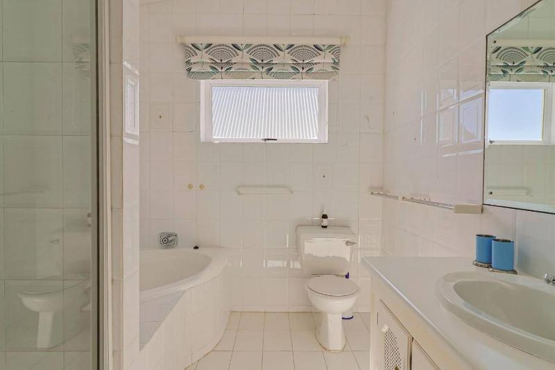 Family & Pet Friendly Sea Views Grotto Beach - image 6