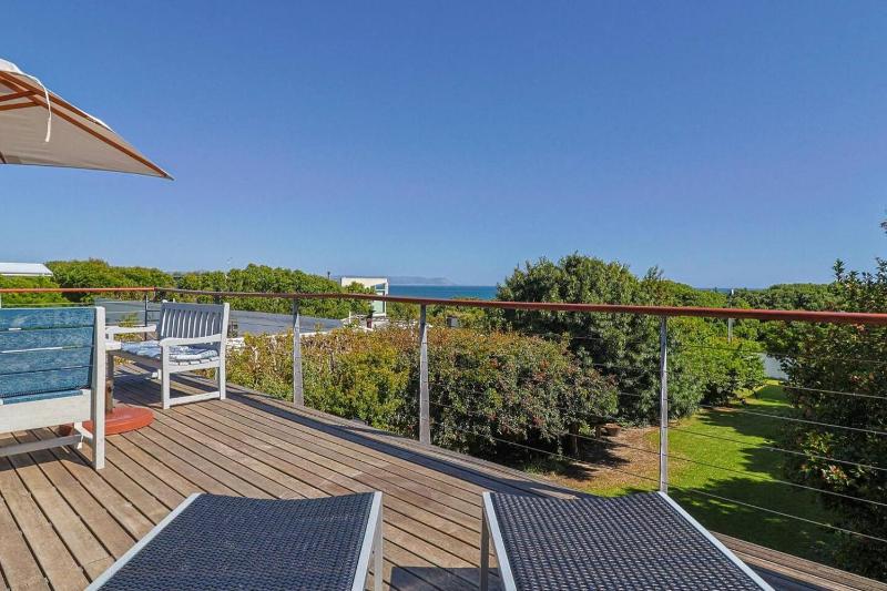 Family & Pet Friendly Sea Views Grotto Beach - image 9