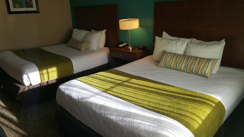 Queen Room with Two Queen Beds and Sofa Bed - Non-Smoking image 3