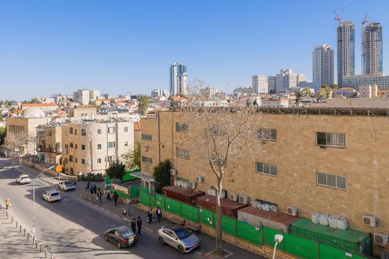 2 Br Apartment In Jerusalem Estates W Room - image 5