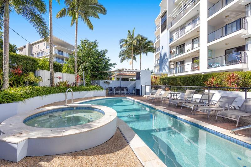 Poolside 3-Bed Retreat Near Kings Beach - image 1