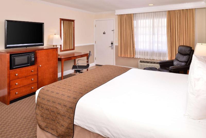 King Room with Bath Tub and Balcony - Disability Access/Pet Friendly image 1