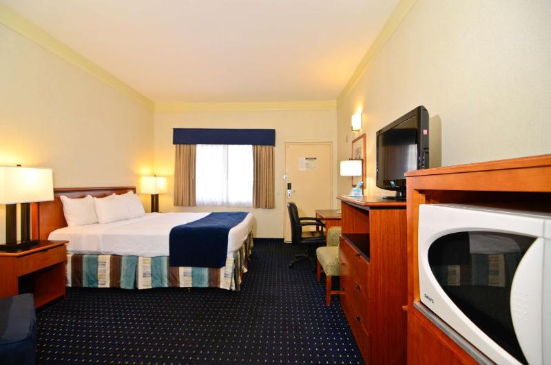 Queen Room - Non-Smoking image 3
