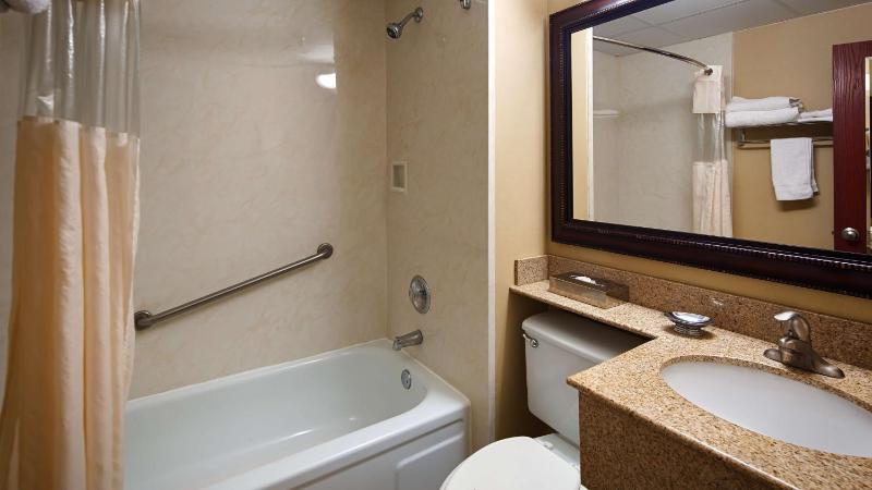 Queen Room with Two Queen Beds with Roll-In Shower - Disability Accessible image 3