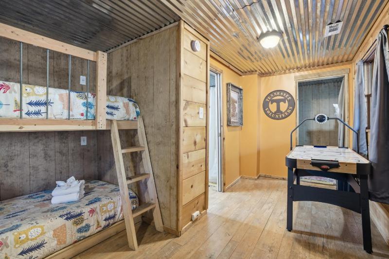 Creekbend Retreat cabin - image 30