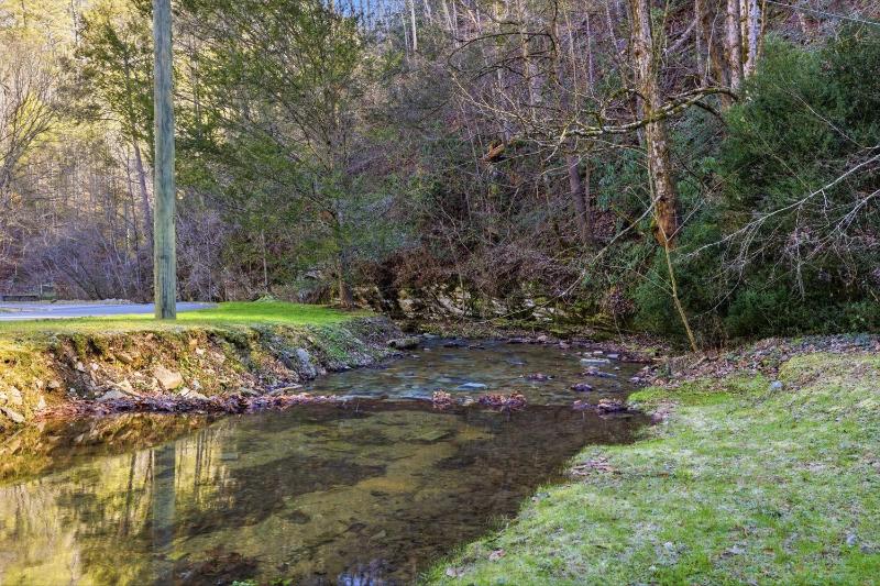 Creekbend Retreat cabin - image 1